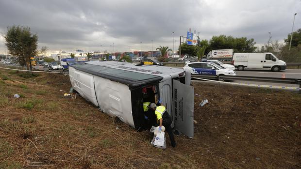 Accidente de un autobús descarrilado hoy en la Ronda Litoral de Barcelona