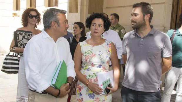 José Chulvi, Raquel Pérez y Gerard Fullana, este miércoles en la puerta de la Diputación