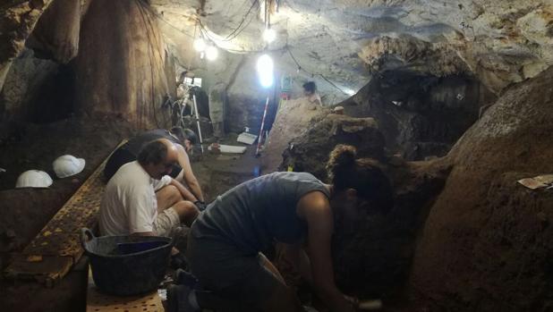 El equipo de arqueológos, durante las excavaciones