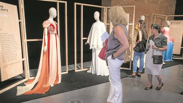 Visitantes de la exposición «Trajes para Shakespeare y Cervantes» en el centro Conde Duque
