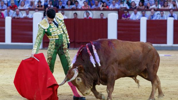 Talavante durante el homenaje a Víctor Barrio en el que se llevó las dos orejas y el rabo