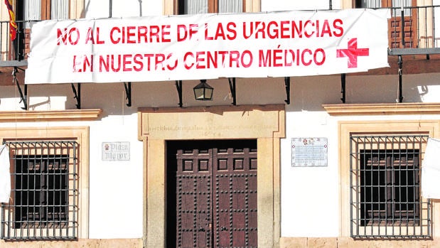 Pancarta reivindicativa en Tembleque contra el cierre de las Urgencias