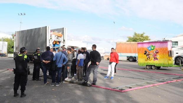 Los feriantes de Barajas, que aún no han podido montar sus atracciones