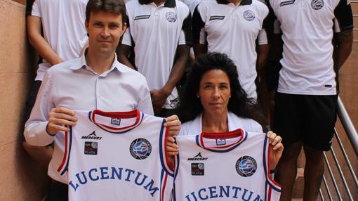 Los jugadores, con las camisetas