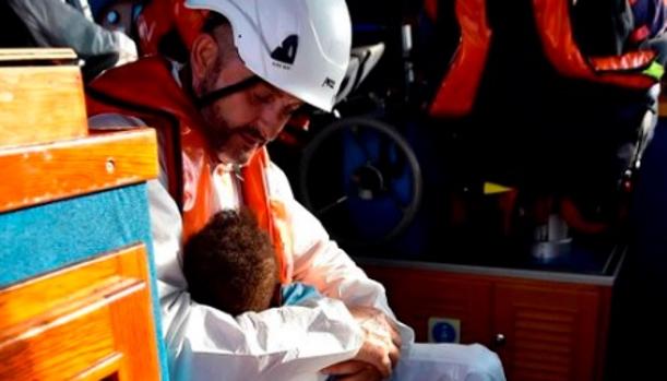 Miguel Blanco, con la pequeña en brazos, en una fotografía subida a Twitter por Salvamento Marítimo