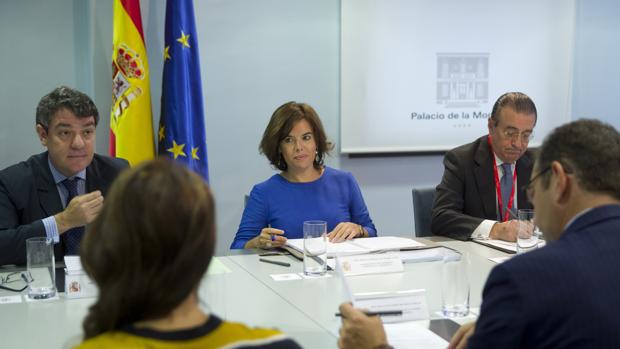 La vicepresidenta del Gobierno, Soraya Sáenz de Santamaría, en una reunión en La Moncloa