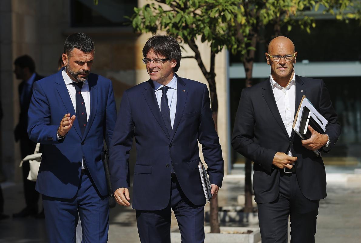 El presidente de la Generalitat, Carles Puigdemont, con su consejero de Cultura, Santi Vila