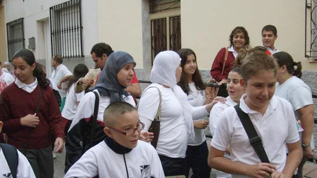 Imagen de archivo de varias estudiantes con el hiyab