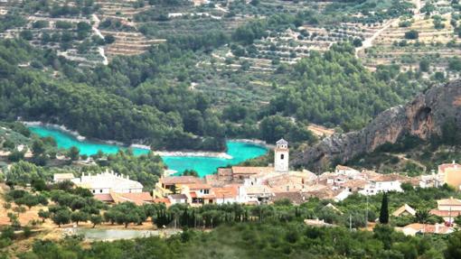 Benimantell, con el embalse de Guadalest al fondo