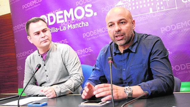 David Llorente y José García Molina son los dos únicos diputados de Podemos en Castilla-La Mancha. Mientras el primero demanda una asamblea ciudadana para renovar cargos, el segundo dice que «no es el momento»