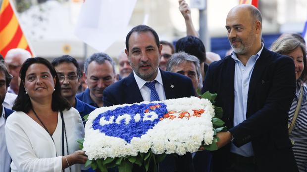 El lider de Unió democrática Ramón Espadaler (c) asiste a la tradicional ofrenda floral al monumento de Rafael Casanova,