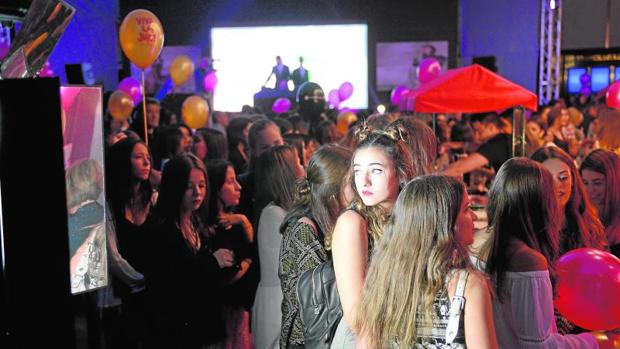 Los jóvenes que ayer se acercaron a celebrar la gran fiesta de la moda nocturna