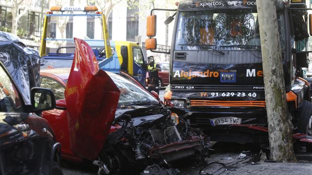 Un camión arrolló a cinco turismos y una moto en el madrileño barrio de Chamberí el pasado fin de semana