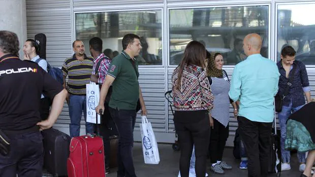 El grupo de refugiados, a su llegada al aeropuerto de Madrid, antes de partir a Barcelona y Huesca