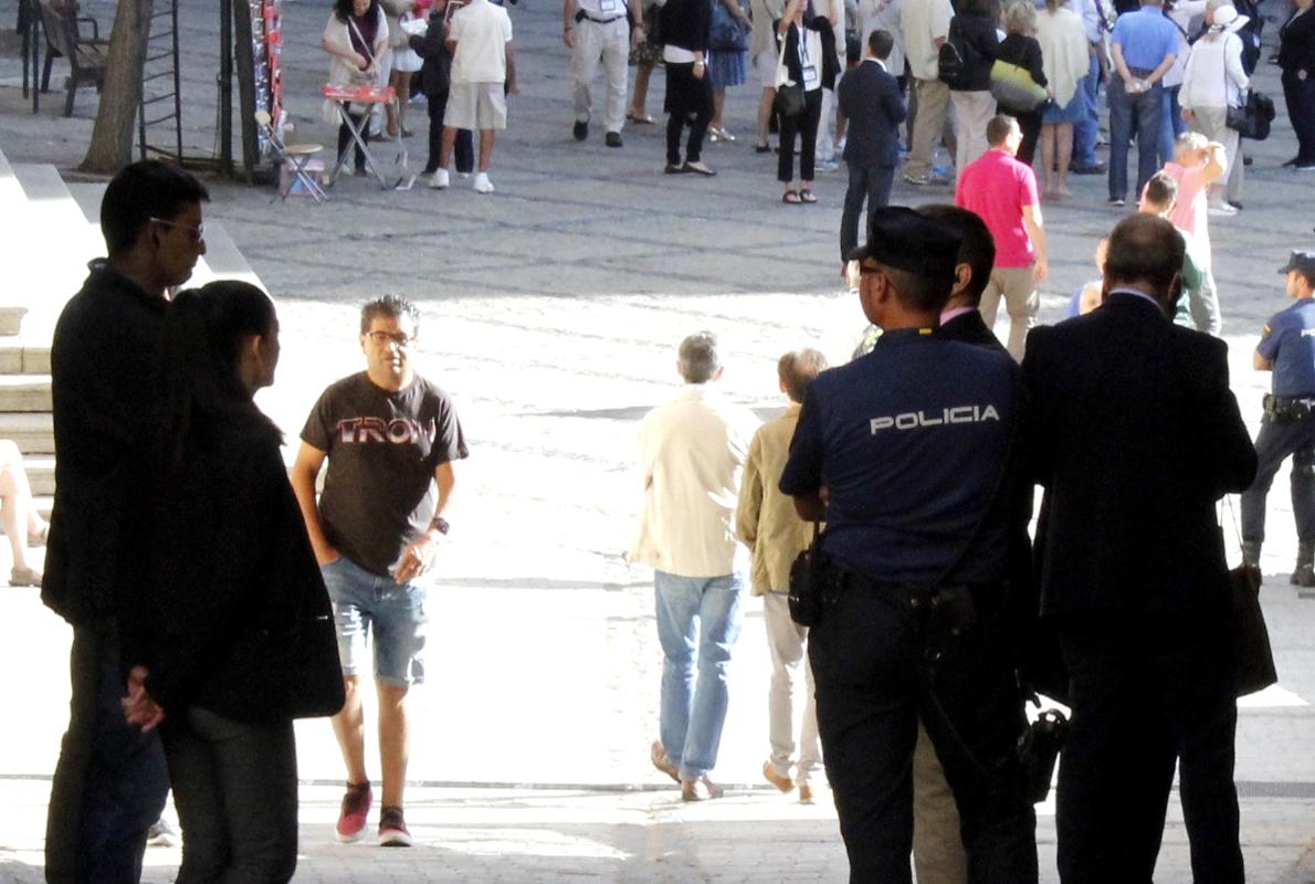 Seguridad privada y Policía Nacional, en la plaza del Ayuntamiento