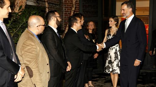 El Rey y la Reina, saludan a las personalidades a su llegada al Instituto Cervantes