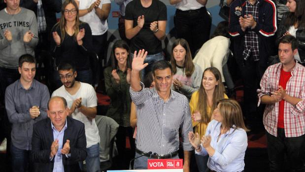 Pedro Sánchez durante un acto de campaña en Galicia
