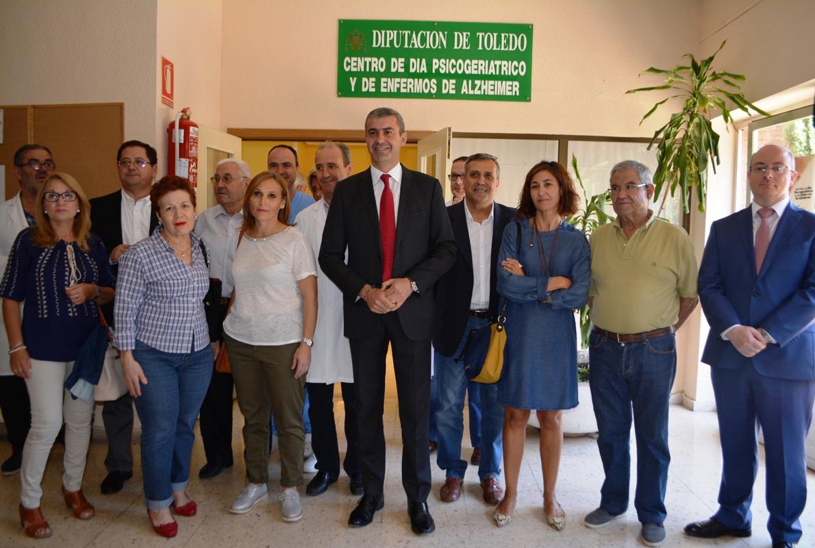 Álvaro Gutiérez, en el centro de día de alzheimer, con familiares de los enfermos