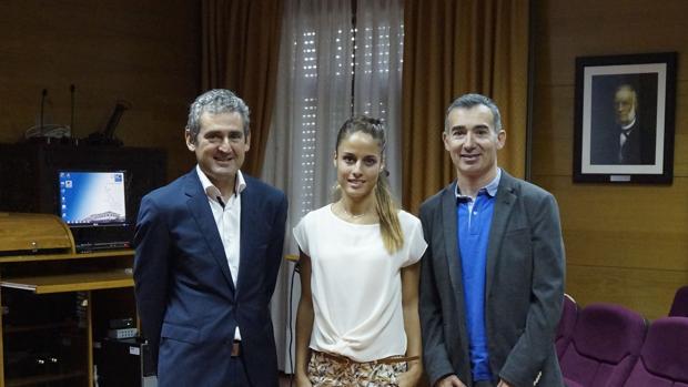 Paula Vélez, junto al profesor Ángel García y el doctor García Acuña