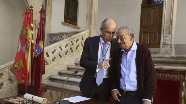 Javier Iglesias charla de forma distendida con Antonio Romo, antes de hacerle enrega de la Medalla de Oro