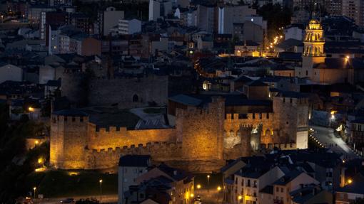 El Castillo de los Templarios, en primer plano, y la Virgen de la Encina, al fondo