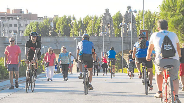 Peatones y ciclistas comparten el espacio de parque de Madrid Río