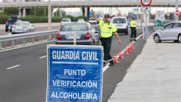 Imagen de archivo de varios miembros de la Guardia Civil realizando controles de alcoholemia