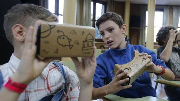Dos alumnos del Instituto Cervantes prueban las gasfas de realidad virtual