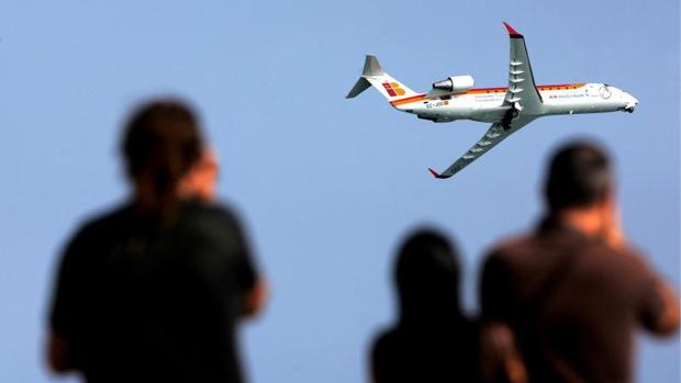 Un avión de Air Nostrum durante una exhibición en Valencia