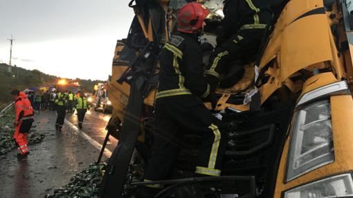 Bomberos inspeccionan el camión