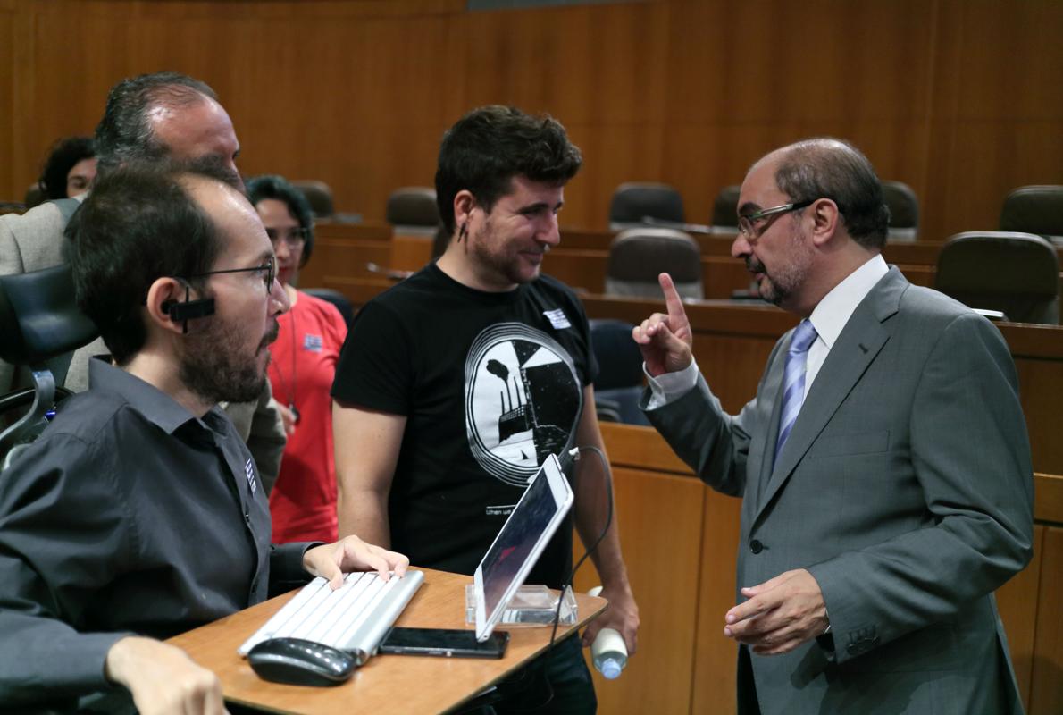 El presidente de Aragón, Javier Lambán (PSOE), charlando con Echenique y otros diputados de Podemos en las Cortes regionales