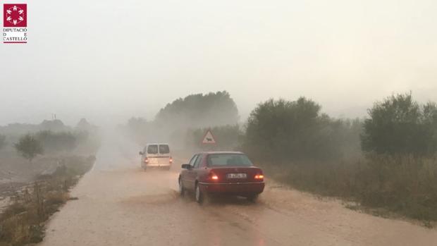 Coches bajo la tormenta en Atzeneta del Maestrat