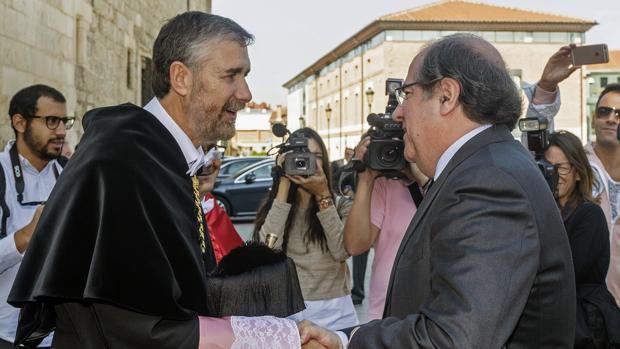 El rector de la Universidad de Burgos y el presidente de la Junta se saludan al inicio del acto