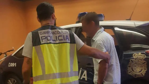 El detenido, custodiado por agentes de la Policía Nacional de Alicante