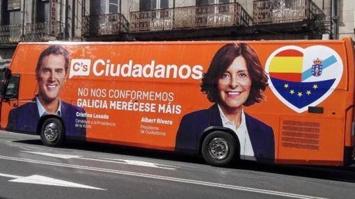 Toni Cantó alimentando vacas, banderas del revés en el bus de C&#039;s y otras anécdotas de la campaña en Galicia