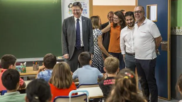 Marzà (centro), junto a Puig y Oltra inauguran el curso escolar en un colegio de Valencia