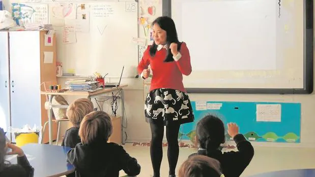 Una profesora nativa enseña chino en un centro de Tres Cantos