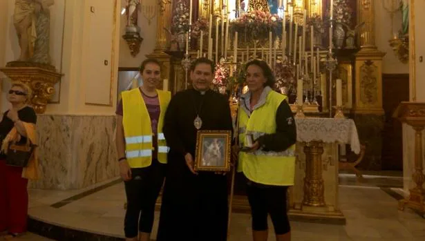 Eva María Macías y Patricia de Lemos han entregado una medalla de la Virgen del Prado y un cuadro de la patrona de Ciudad Real