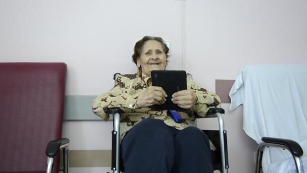 Una señora sostiene un libro en el hosptital