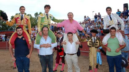 Los tres toreros, a hombros tras la finalización del festejo