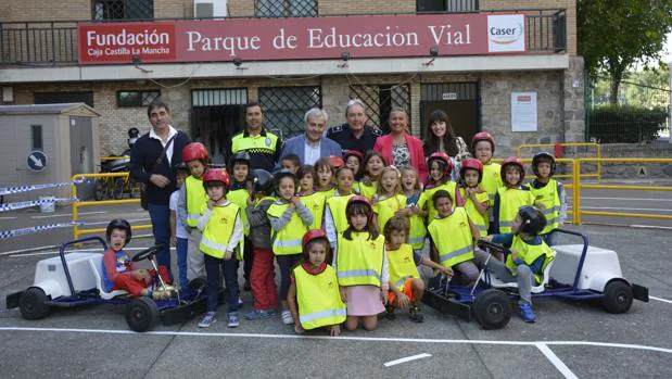 Los pequeños del colegio Ciudad de Aquisgrán con el concejal de tráfico, Juan José Pérez del Pino, y la concejal Maite Puig