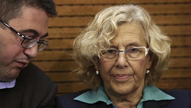 El concejal de Economía y Hacienda, Carlos Sánchez Mato; y la alcaldesa de Madrid, Manuela Carmena, en Cibeles