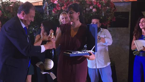 La florista afincada en Tenerife, Yanira Pérez, en el momento de recibir su premio de Interflora