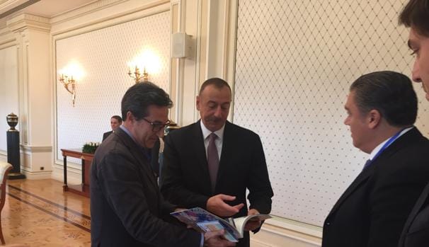 Imagwen de José María Chiquillo con las autoridades de Azerbayán