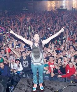 La Policía sospecha que una bengala pudo provocar la avalancha durante la actuación del DJ Steve Aoki