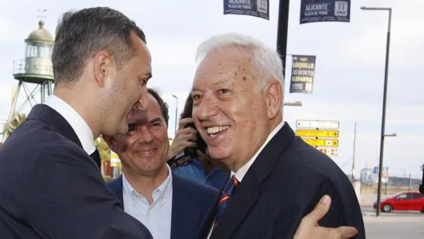 Sánchez y Margallo se saludan, junto al vicepresidente de la Diputación, Carlos Castillo