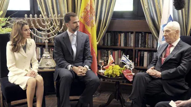 Los Reyes con Simon Peres en abril de 2011, durante una visita a Israel cuando aún eran Príncipes de Asturias