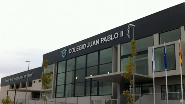 La fachada del colegio Juan Pablo II de Alcorcón