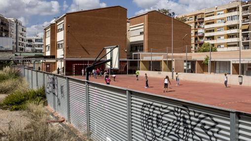 Parte del patio del centro vallado al lado del solar