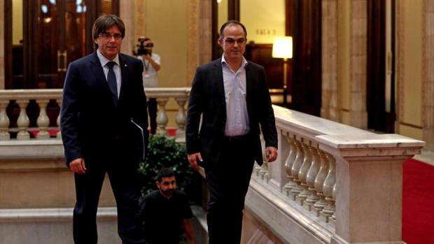 Carles Puigdemont se reunió con los diputados de Junts pel Sí antes de la moción de confianza